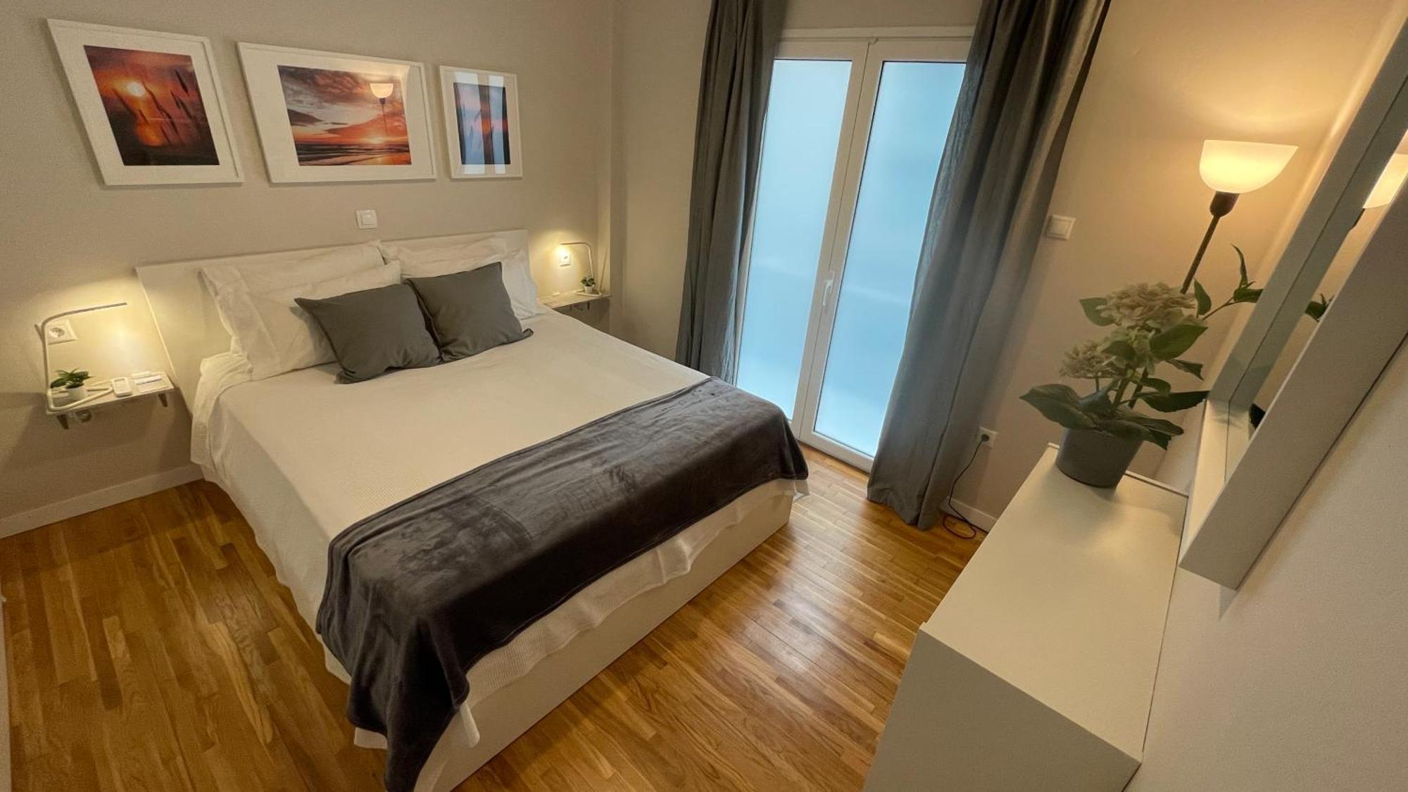 2 Newly Renovated Charming Steps From Panormou Metro Station Apartment *