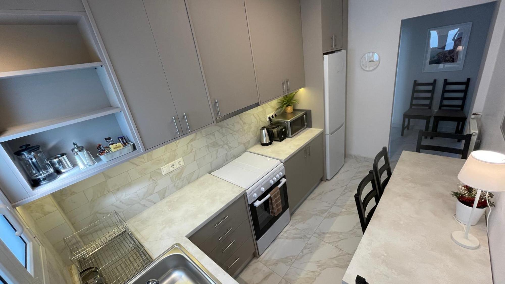 2 Newly Renovated Charming Steps From Panormou Metro Station Apartment *