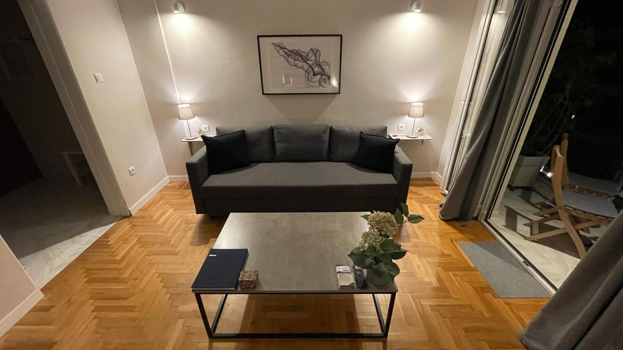 Apartment 2 Newly Renovated Charming Steps From Panormou Metro Station