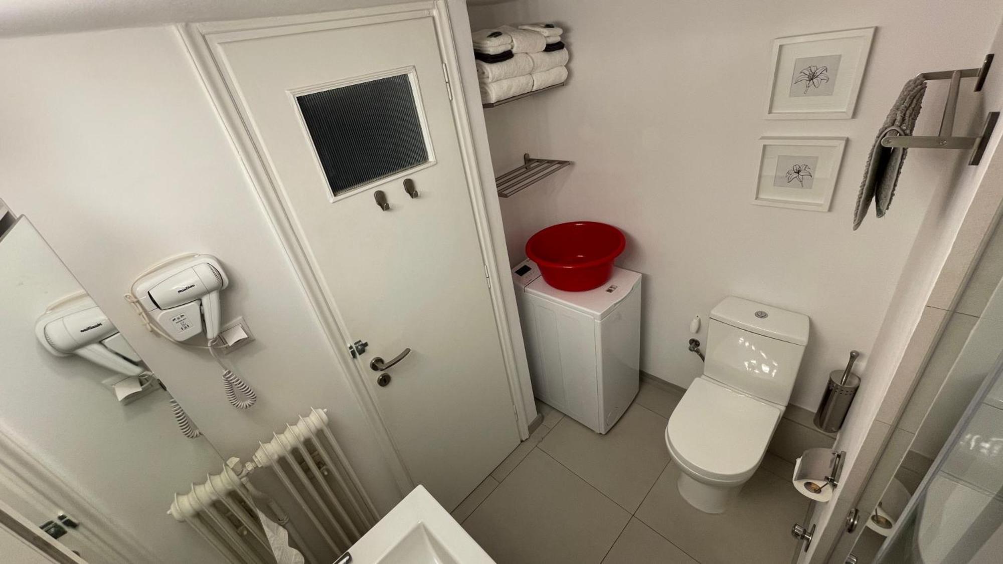 2 Newly Renovated Charming Steps From Panormou Metro Station *